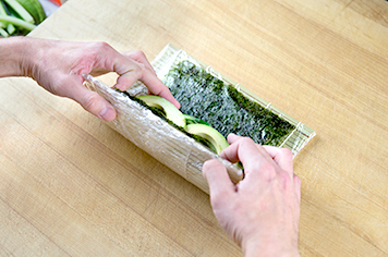 rolling uramaki with a bamboo mat