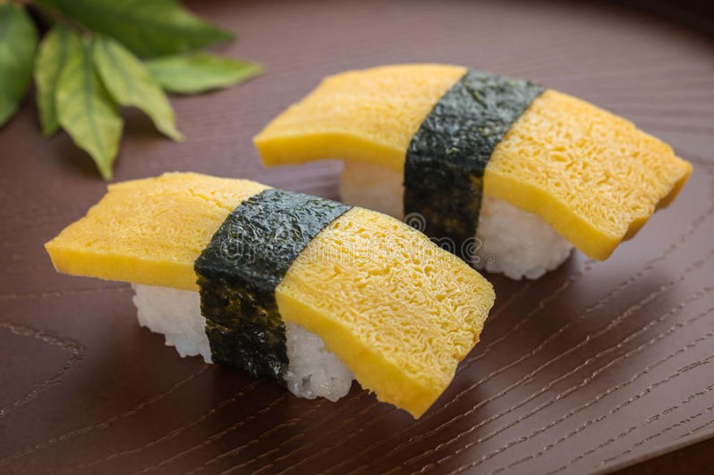 egg-sushi-tamako-sushi-japanese-food-plate-79922894.jpg