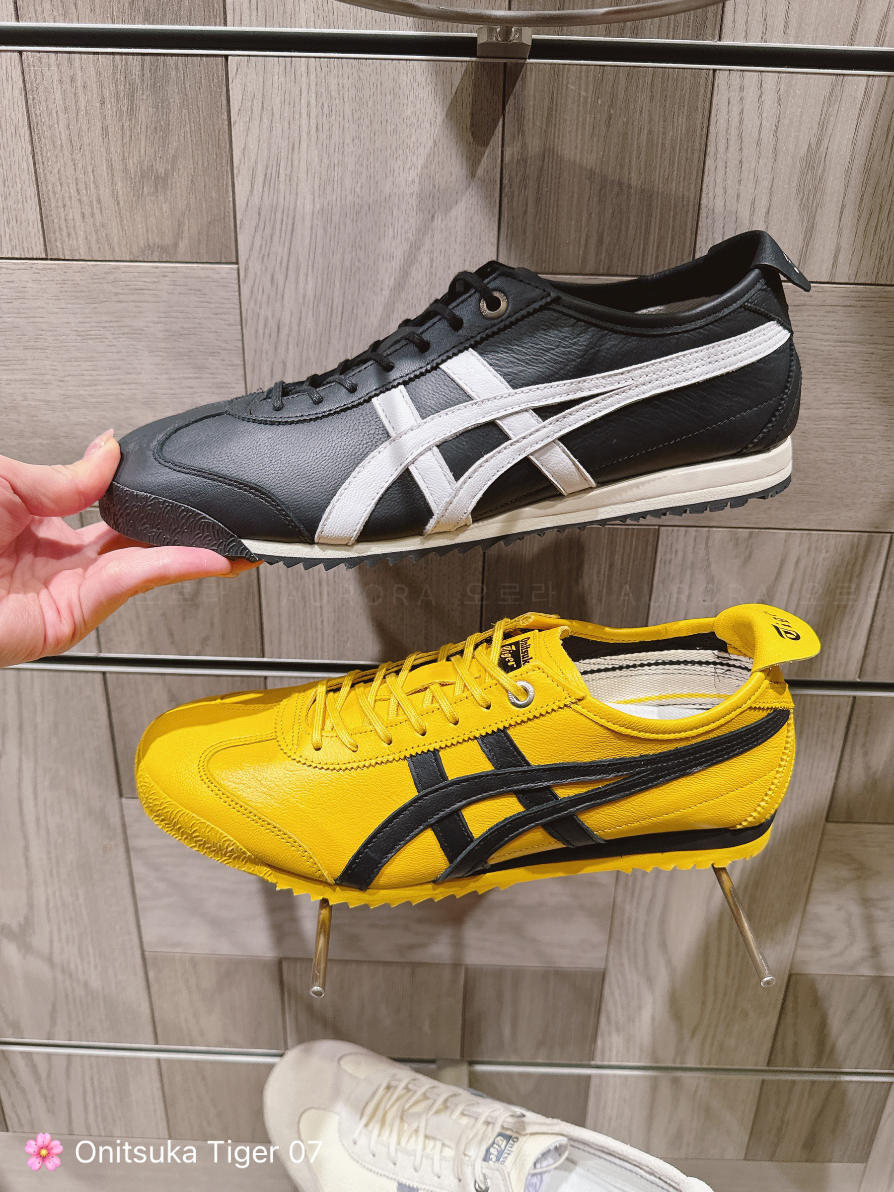 虎之助 Ready Stock - Japan Onitsuka Tiger 07 Black - White 235mm – SISTEEN