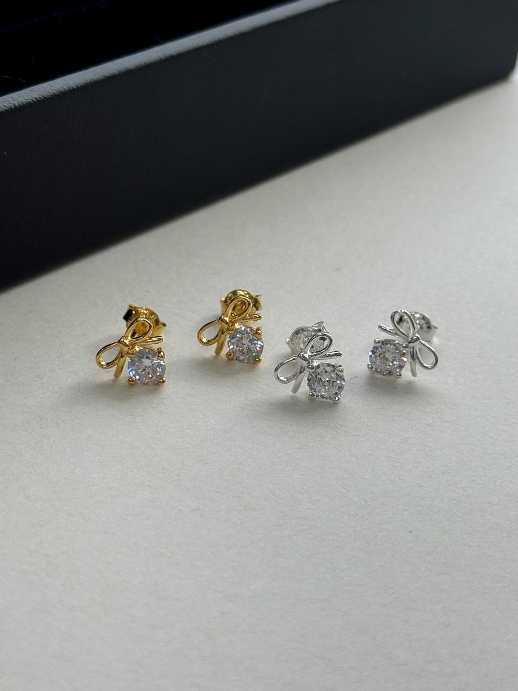 E124 蝴蝶結帶鑽耳環 (1)