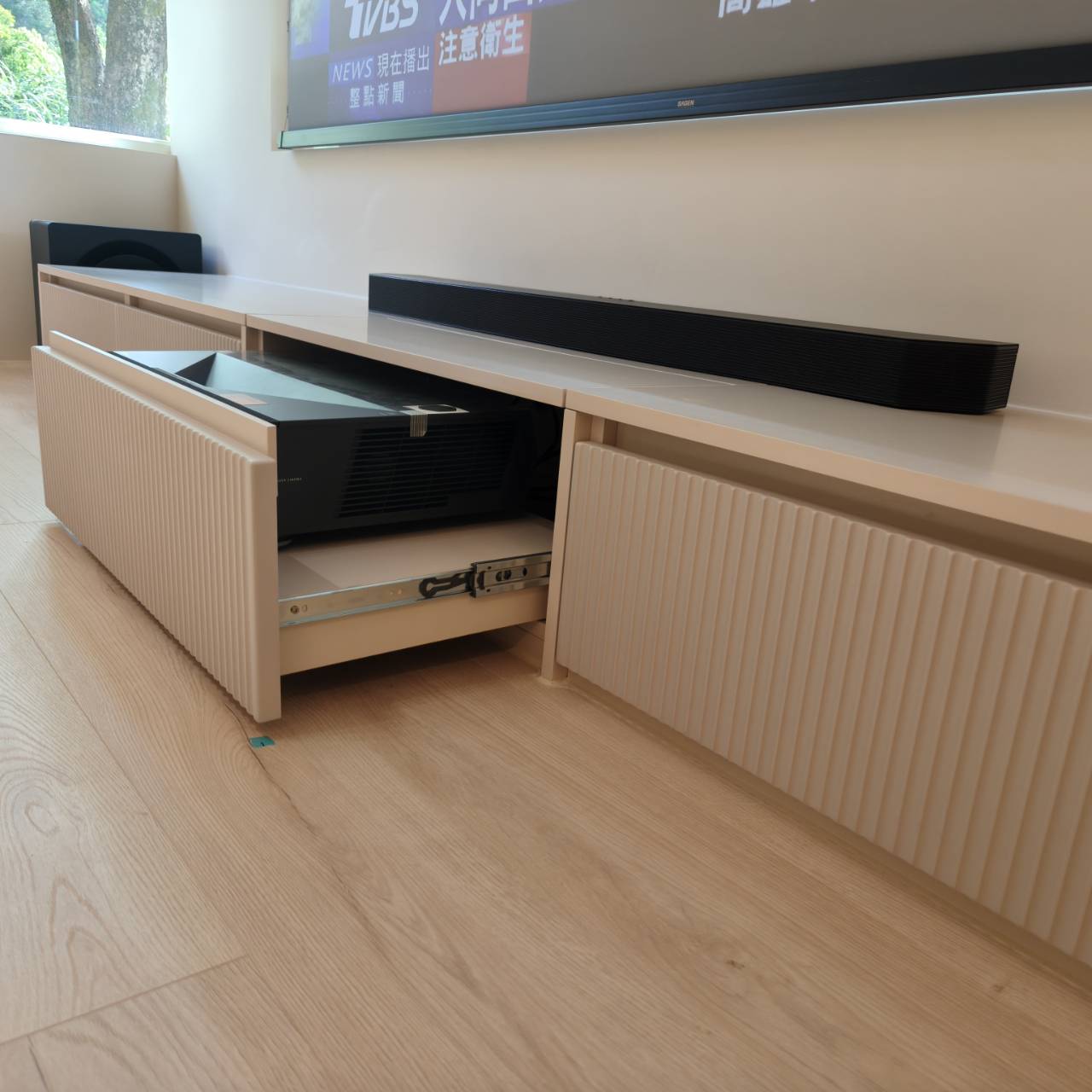 八里林小姐 D2Pro + SAGEN 電動黑格柵超短焦抗光布幕(增益1.0) 小劇院系統