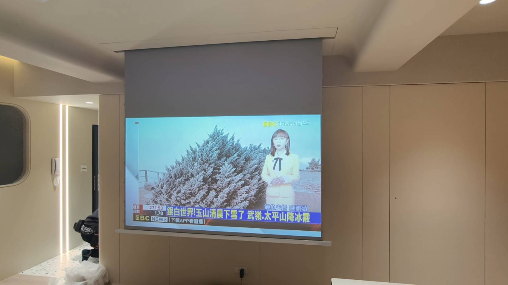 中正于先生 奧圖碼WAVE-130RK + SAGEN 4K高增益全彩電動張力布幕 (增益1.6)