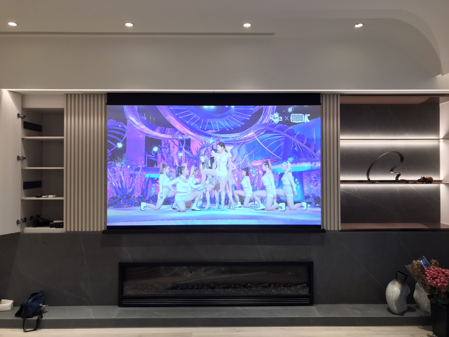 板橋歐陽先生 奧圖碼WAVE-130RK + SAGEN  中⾧焦菲涅爾抗光電動天吊線拉幕 (增益1.8)