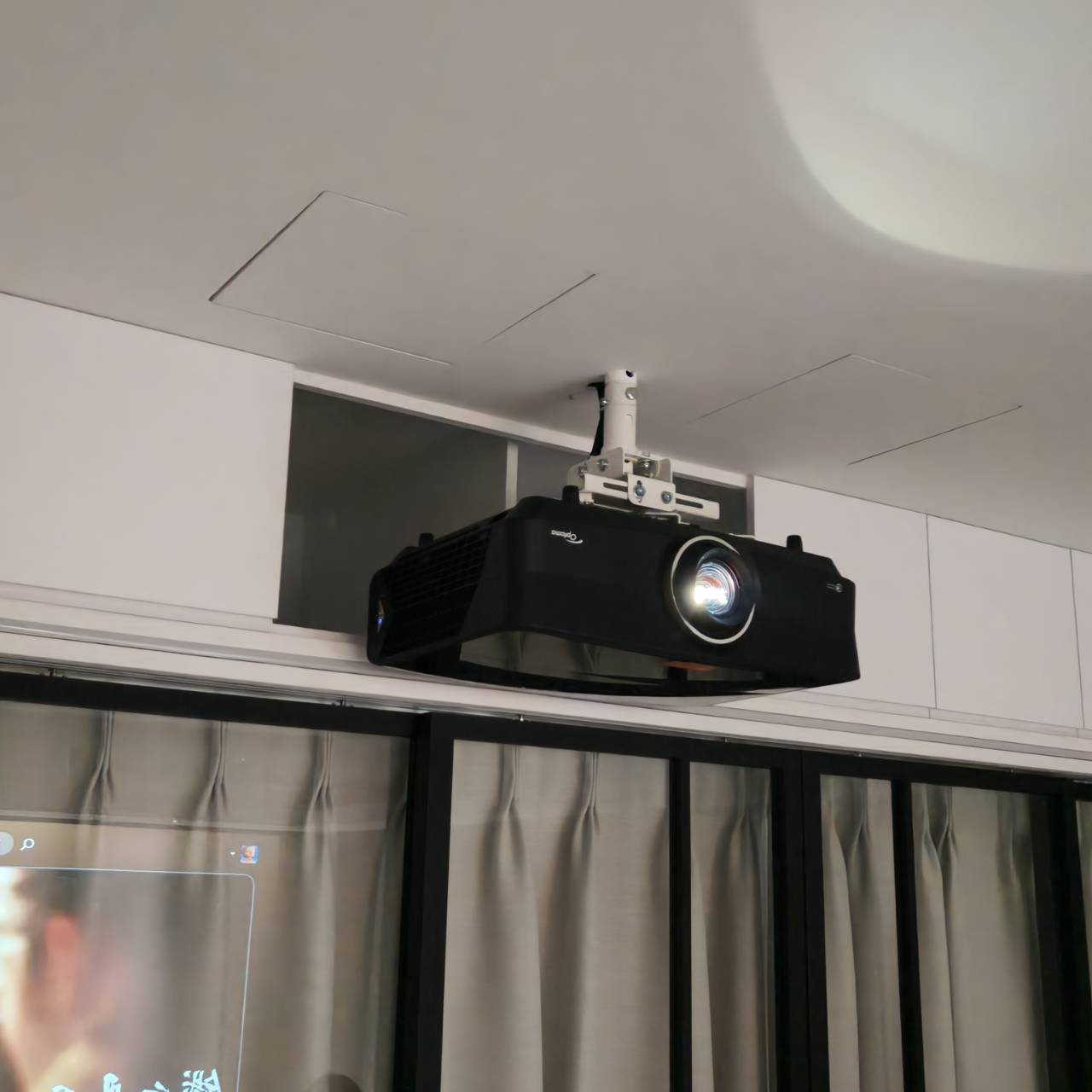 國興街劉先生 奧圖碼 UHC70LV 搭配 135吋 4K全彩電動張力布幕