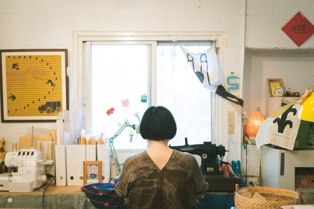 位在臺南中西區開山路安靜小巷裡，織品設計師沃怡伶與她的工作室。 圖／2020臺南...