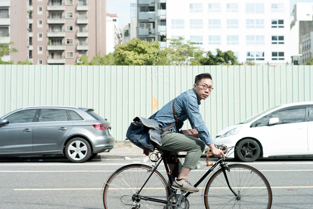 藍志明喜歡在城市裡騎單車,他由此實踐對保護環境的心意,並進一步嘗試成為再生單車的... 藍志明喜歡在城市裡騎單車,他由此實踐對保護環境的心意,並進一步嘗試成為再生單車的...