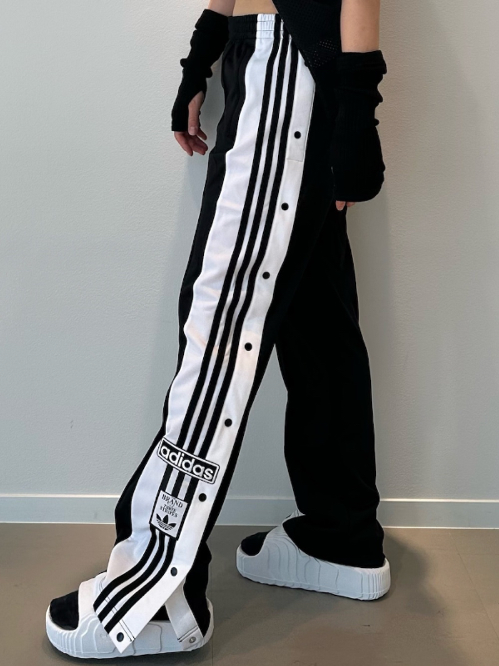 Adidas 側邊排扣運動長褲 ＃黑色-9