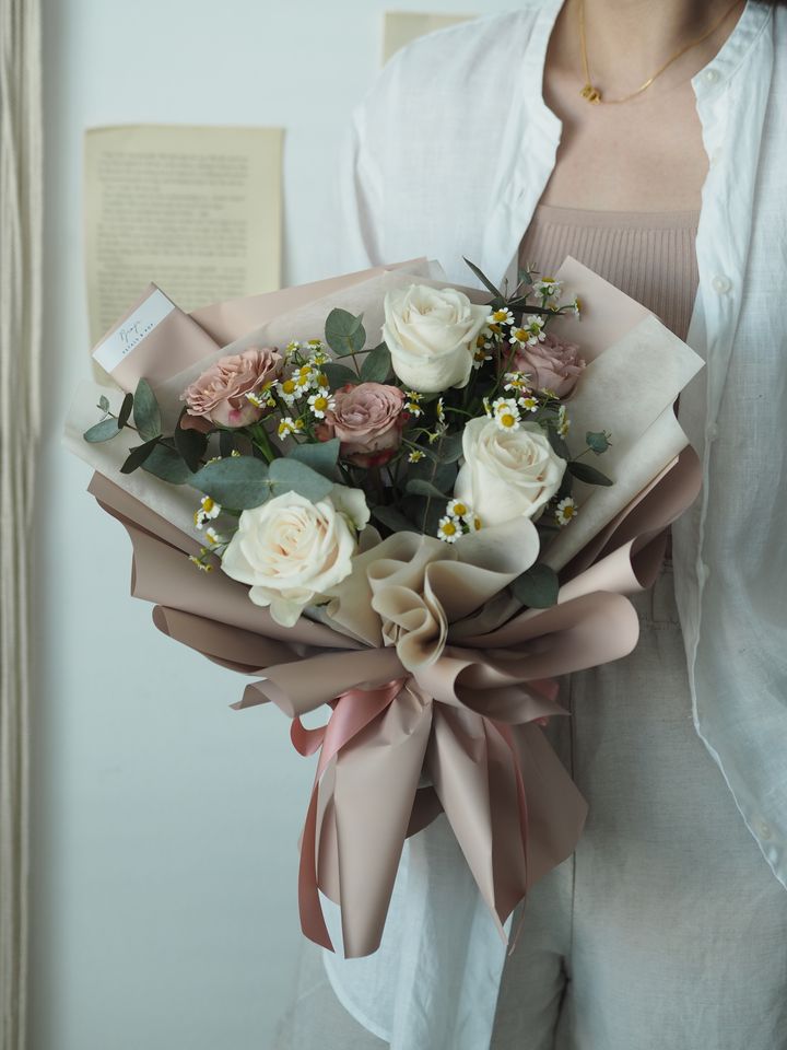 [1new] 3 stalks of white roses & cappuccino roses match with matricaria - RM148