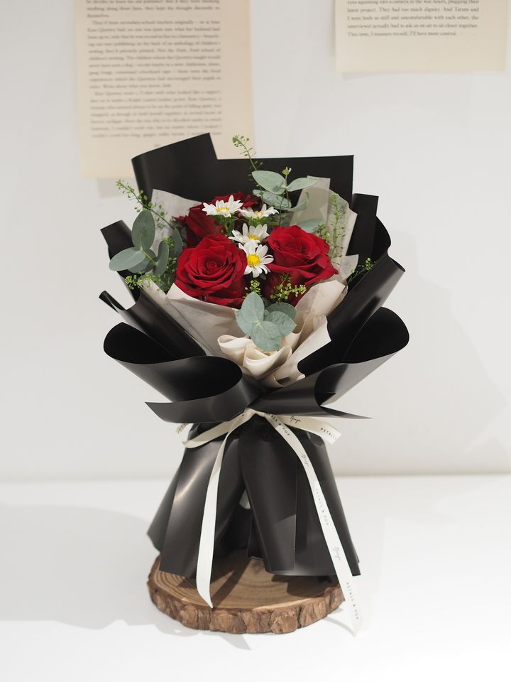 [new] 3 stalks ecuador red roses with matricaria - RM109