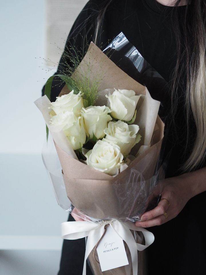 6 stalks white roses with foliage - RM109