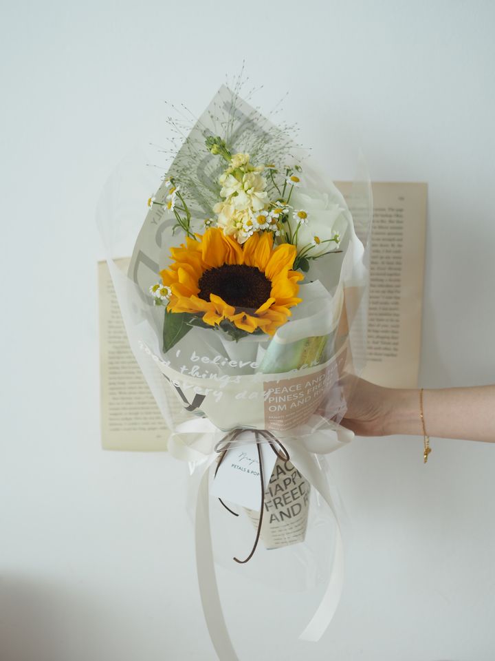 Single sunflower with matricaria, roses and foliage - RM109