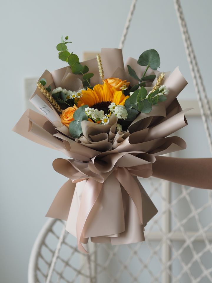 Sunflower with rose, statice, matricaria and foliage - RM148