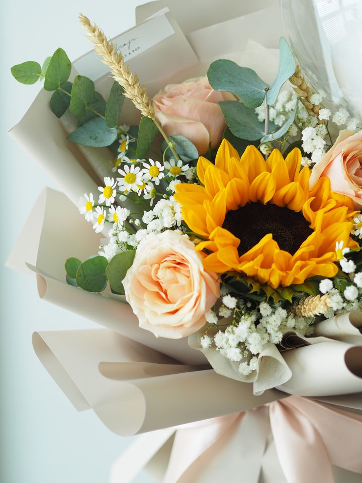 single Sunflower with add on some roses and matricaria - RM148.