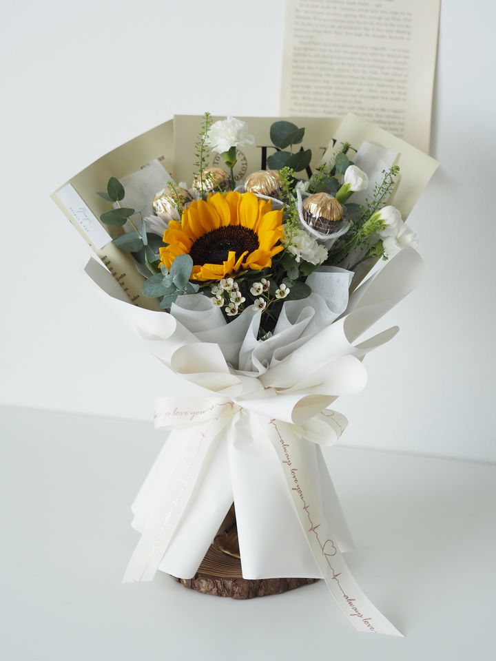 single sunflower with 4 nos chocolate and foliage - RM119