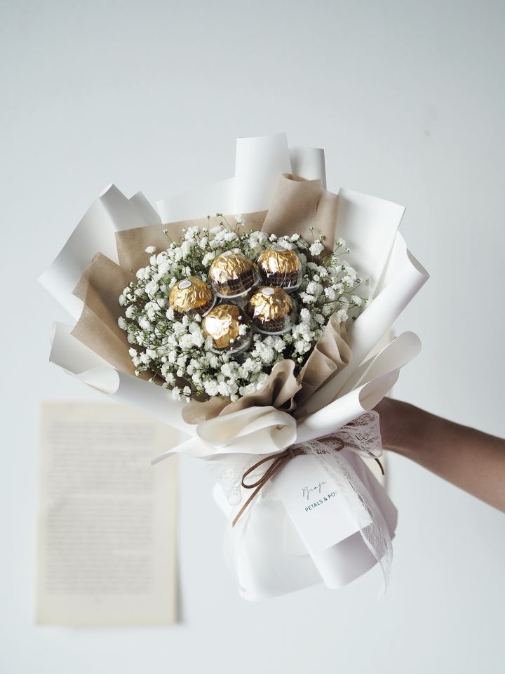cute baby breath with transparence wrapping + 5 nos chocolate  - RM138.