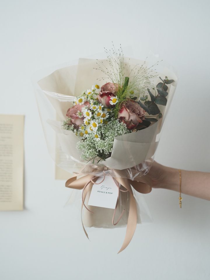 Cappuccino roses with matricaria - RM138.