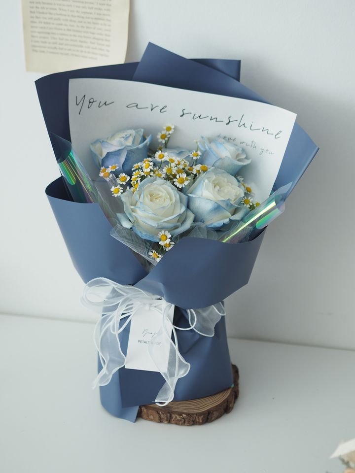 5 stalks white roses with blue spray match with foliage - RM168
