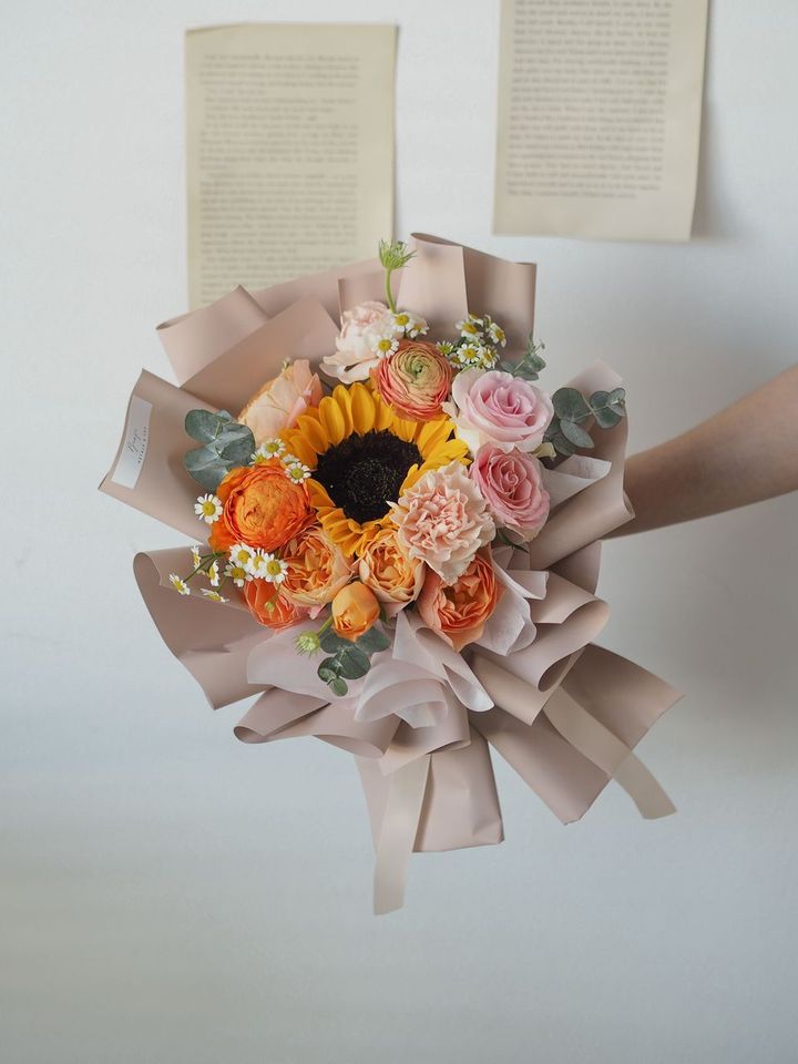 [new] Single sunflower with Ranuculus and foliage - RM158