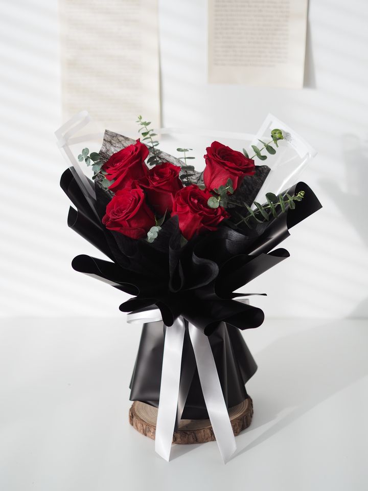 [new] 5 stalks red roses with eucalyptus - RM138