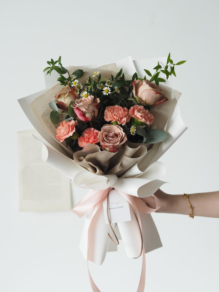 [new] 4 stalks cappuccino with 3 stalks carnation - RM138