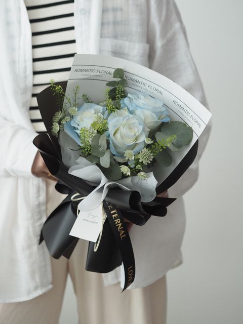 [1new] 3 stalks white roses with blue spray and eucalyptus - RM128