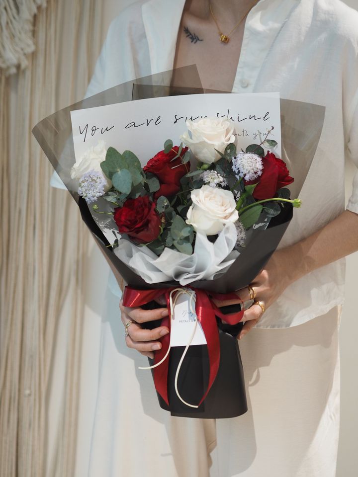 [1new] 3 stalks premium red roses with 3 stalks white roses bouquet - RM138