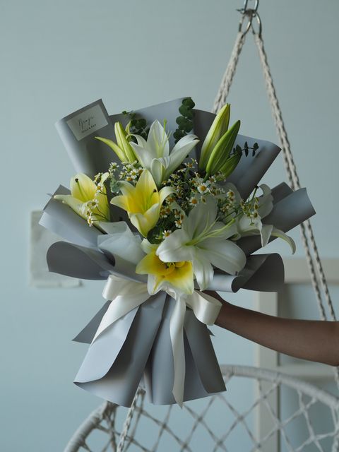 Lilies with matricaria - RM189