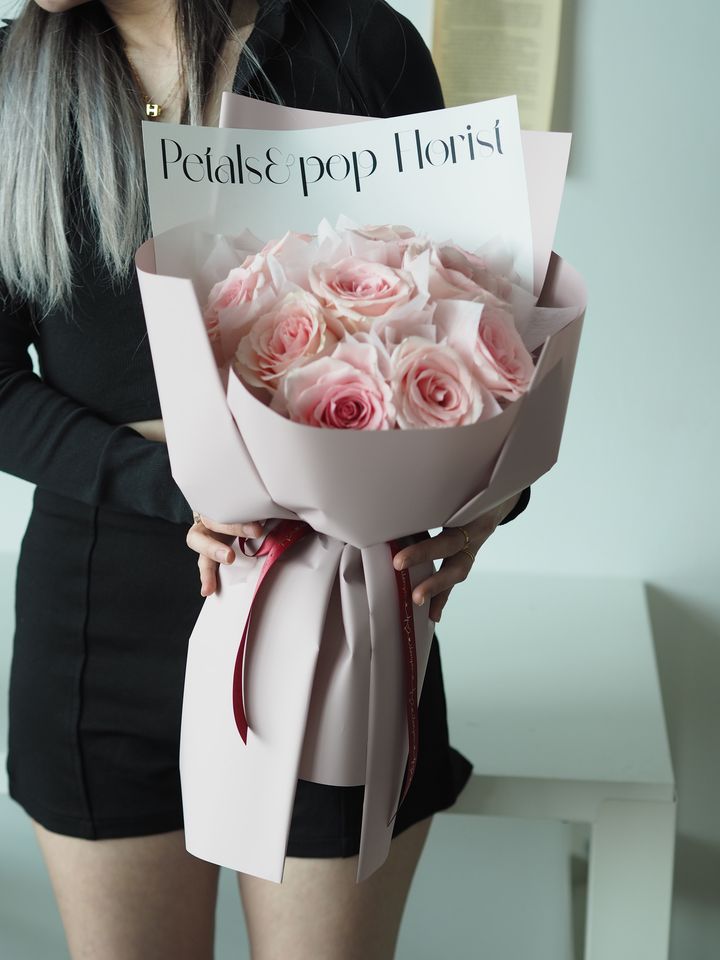 11 stalks Avalanche roses with special wrapping - RM198