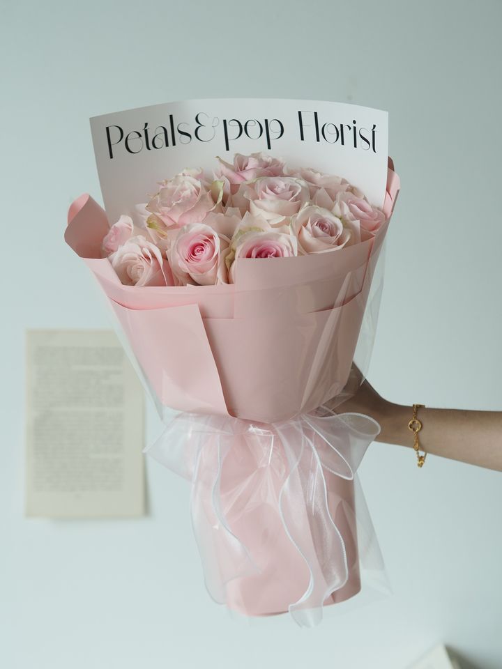 11 stalks Avalanche roses with special wrapping - RM198 (1)