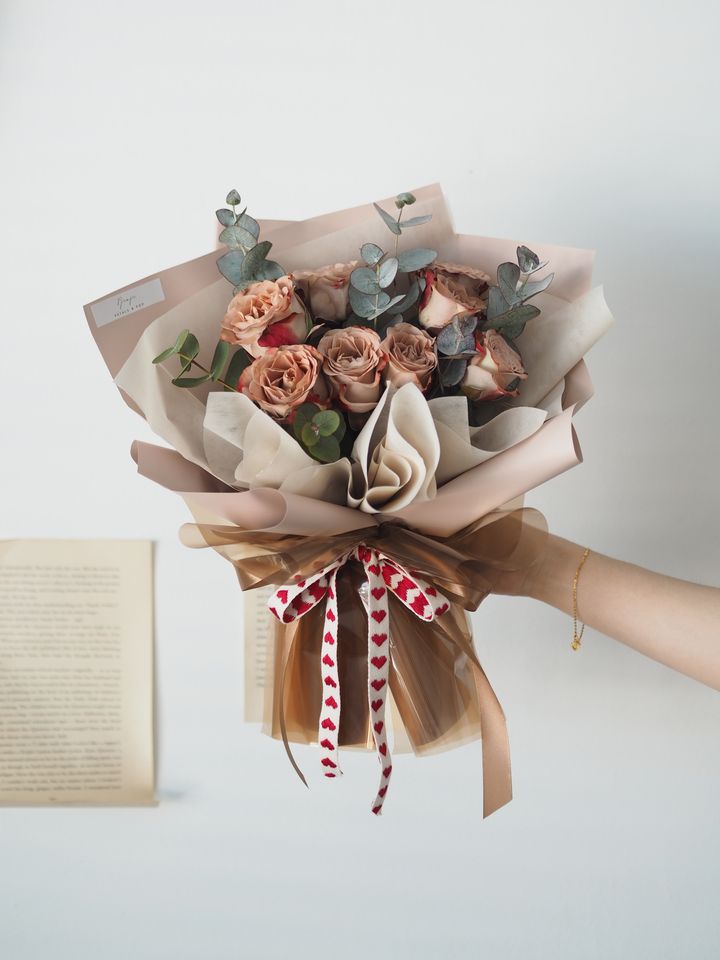 8 stalks cappuccino roses with eucalyptus - RM178.