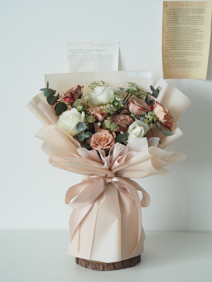 6 stalks cappuccino roses with white flower and foliage - RM179 (1)