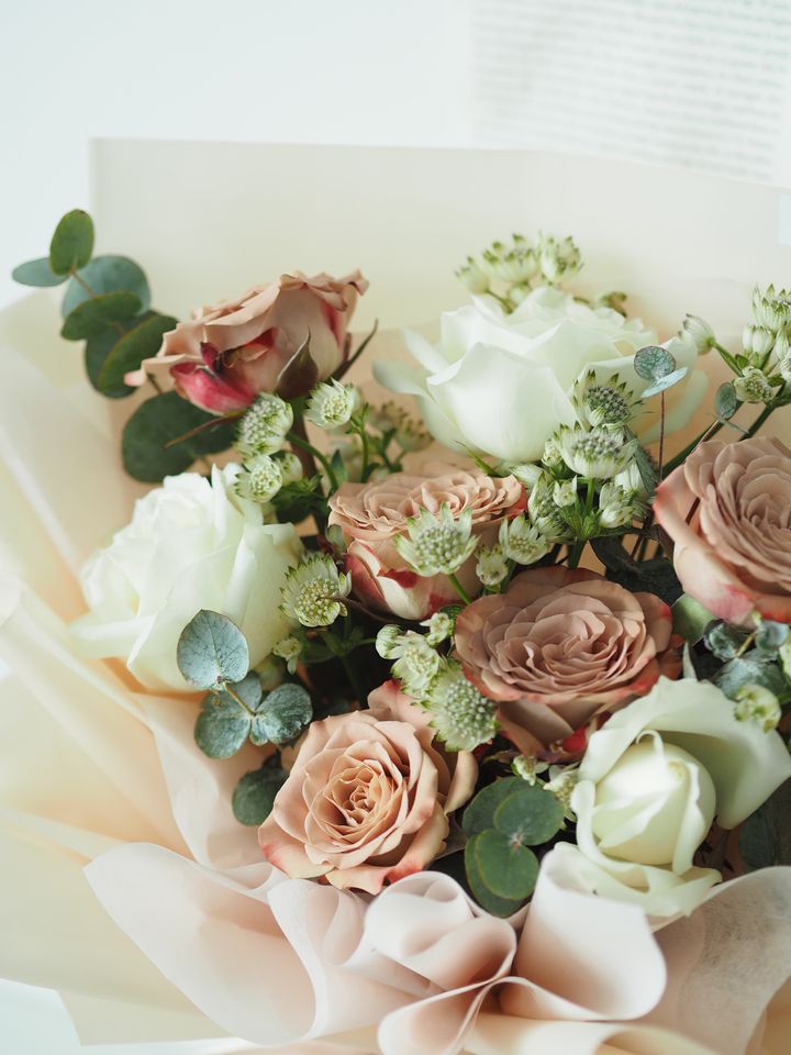 6 stalks cappuccino roses with white flower and foliage - RM179 (2)