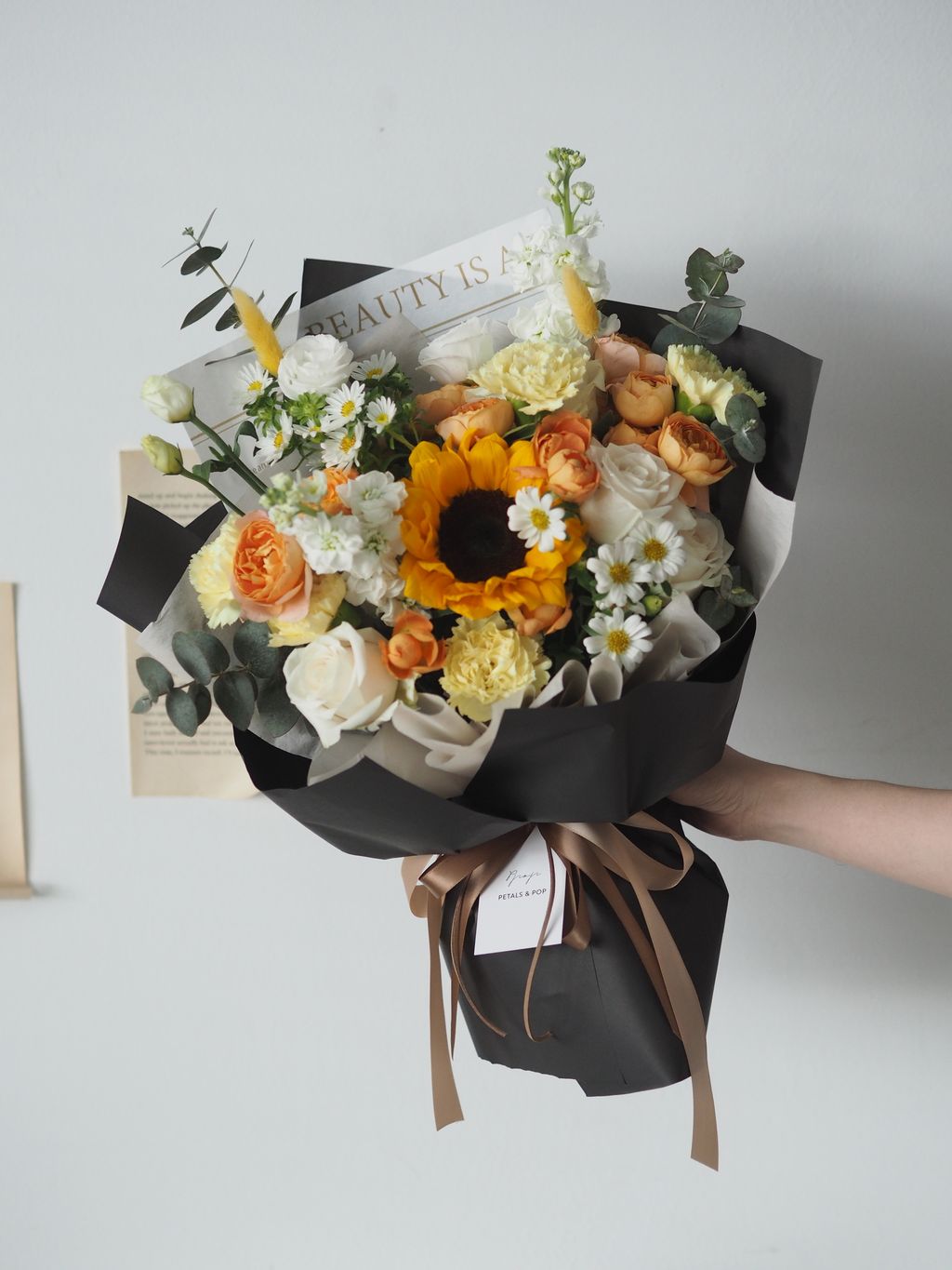 [new] Single sunflower with roses match with black wrapping - RM189