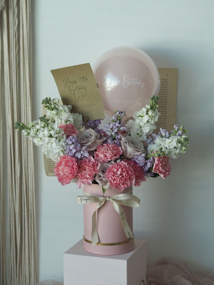 [new] Carnation with Matthiola bouquet in bucket + 12 inch bubble balloon - RM228