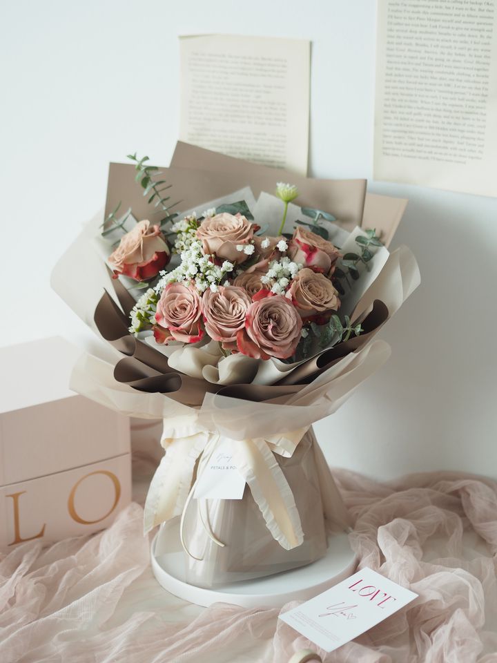 [new] 9 stalks Cappuccino roses with foliage - RM208.