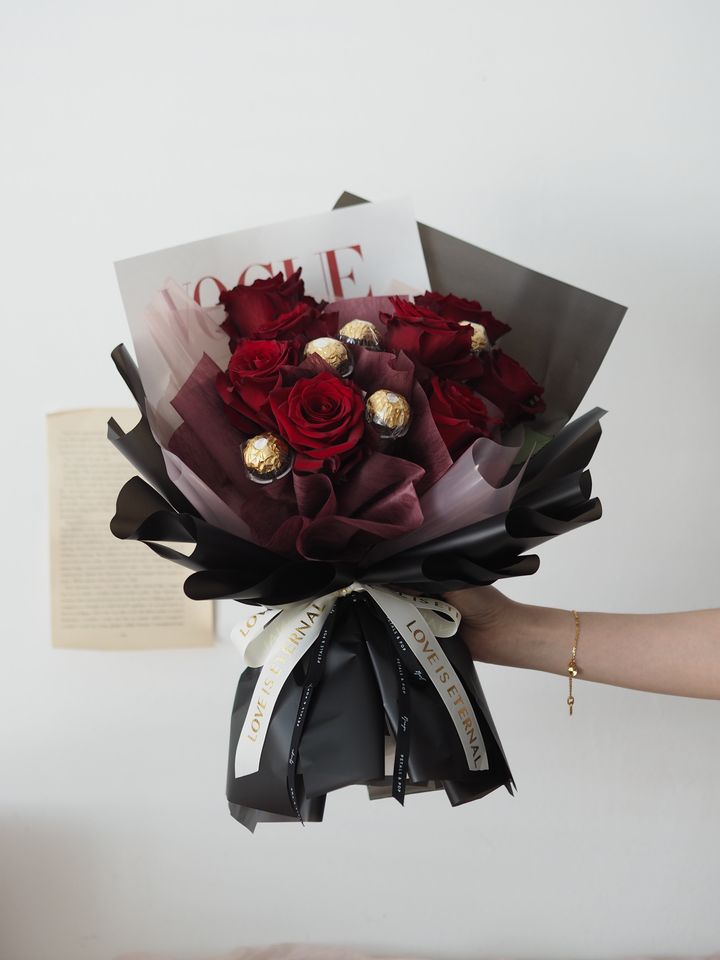 [new] 8 stalks ecuador red roses with chocolate - RM208