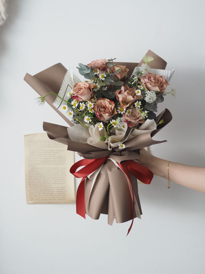 [new] 7 stalks cappuccino with matricaria and folaige - RM168