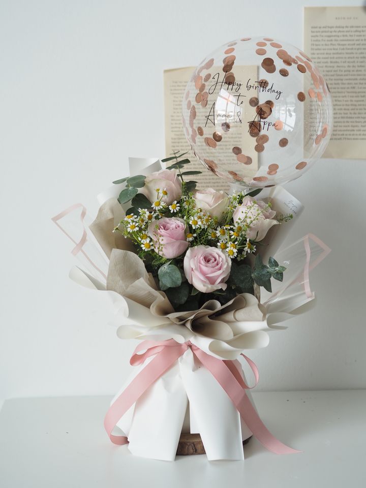 [new] 5 stalks avalanche roses with baby breath and eucalyptus with balloon - RM198