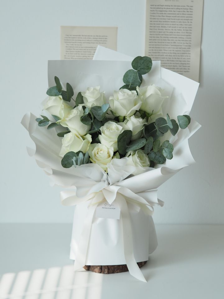 [new]  10 stalks white roses with eucalyptus - RM189