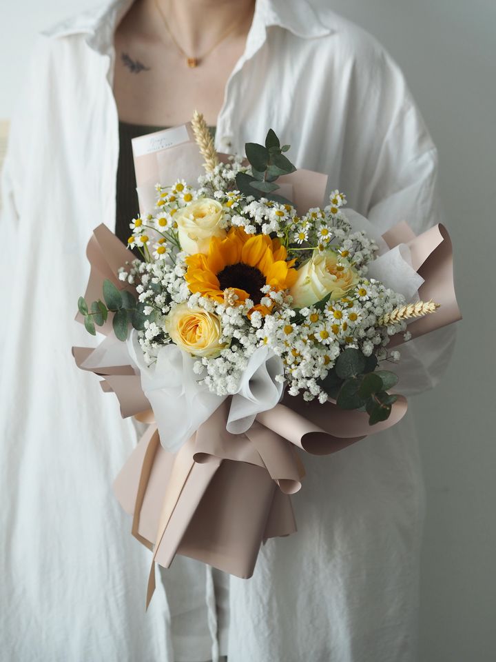 [1new] Single sunflower with roses and foliage - RM168