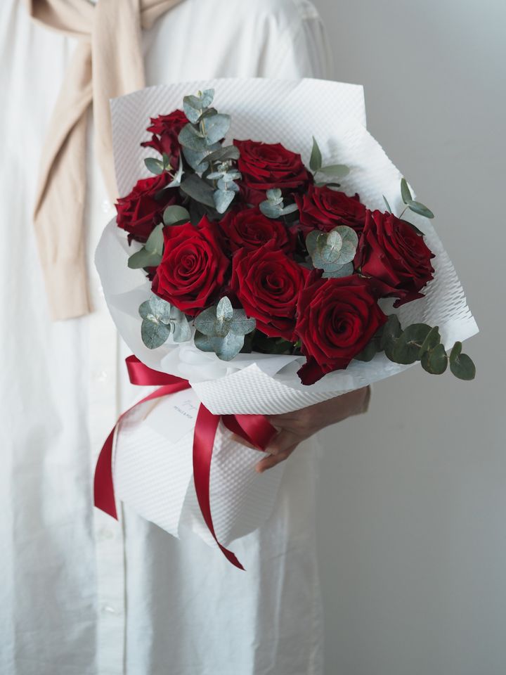 [1new] 9 stalks red roses with eucalyptus - RM208