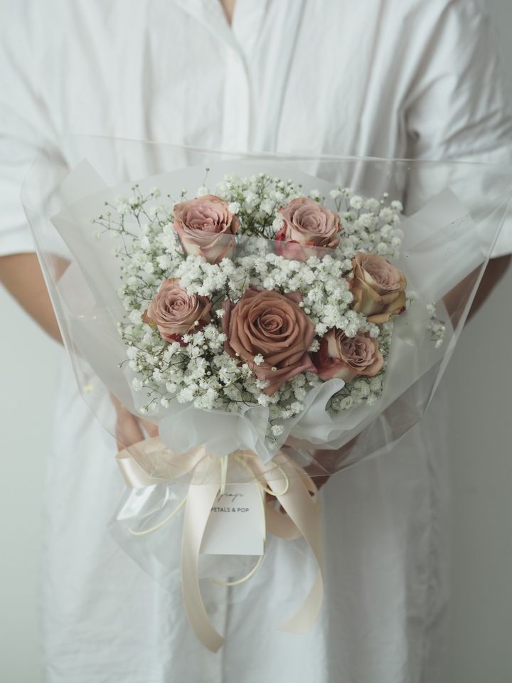 [1new] 6 stalks cappuccino roses with baby breath match with glass wrapping - RM198
