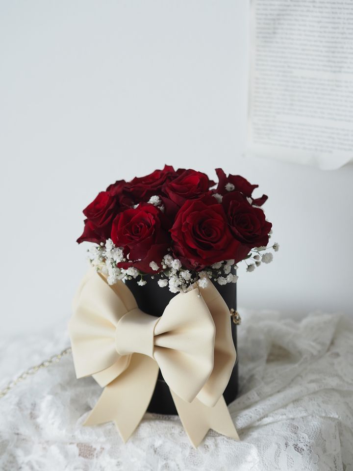 Red Roses bucket with baby breath - RM228