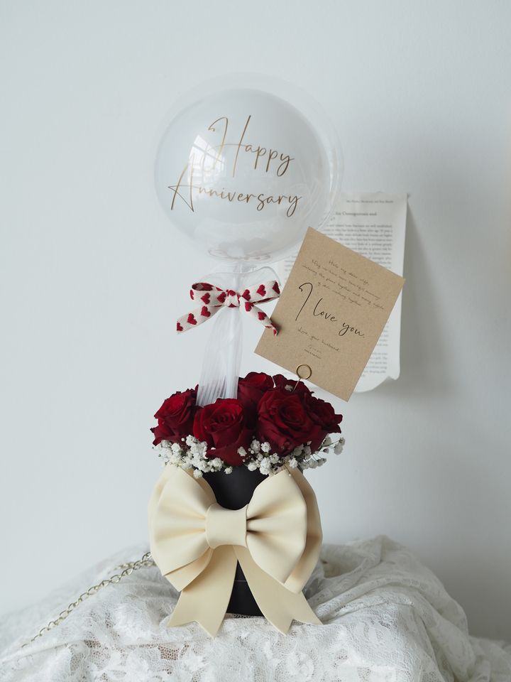 Red Roses bucket match with baby breath with balloon - RM248