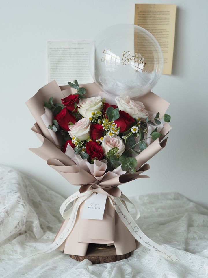 Premium Red roses with pink match with matricaria and foliage + Balloon - RM258