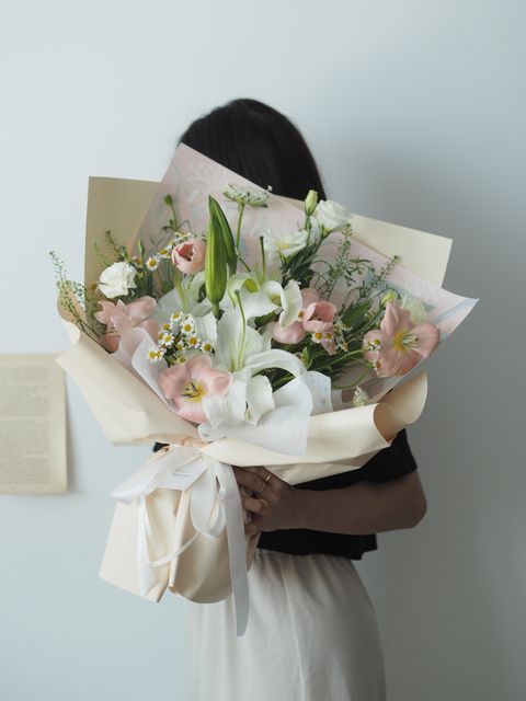 [$new]  5 stalks thijs booths tulip with white eustoma and white lilies - RM258