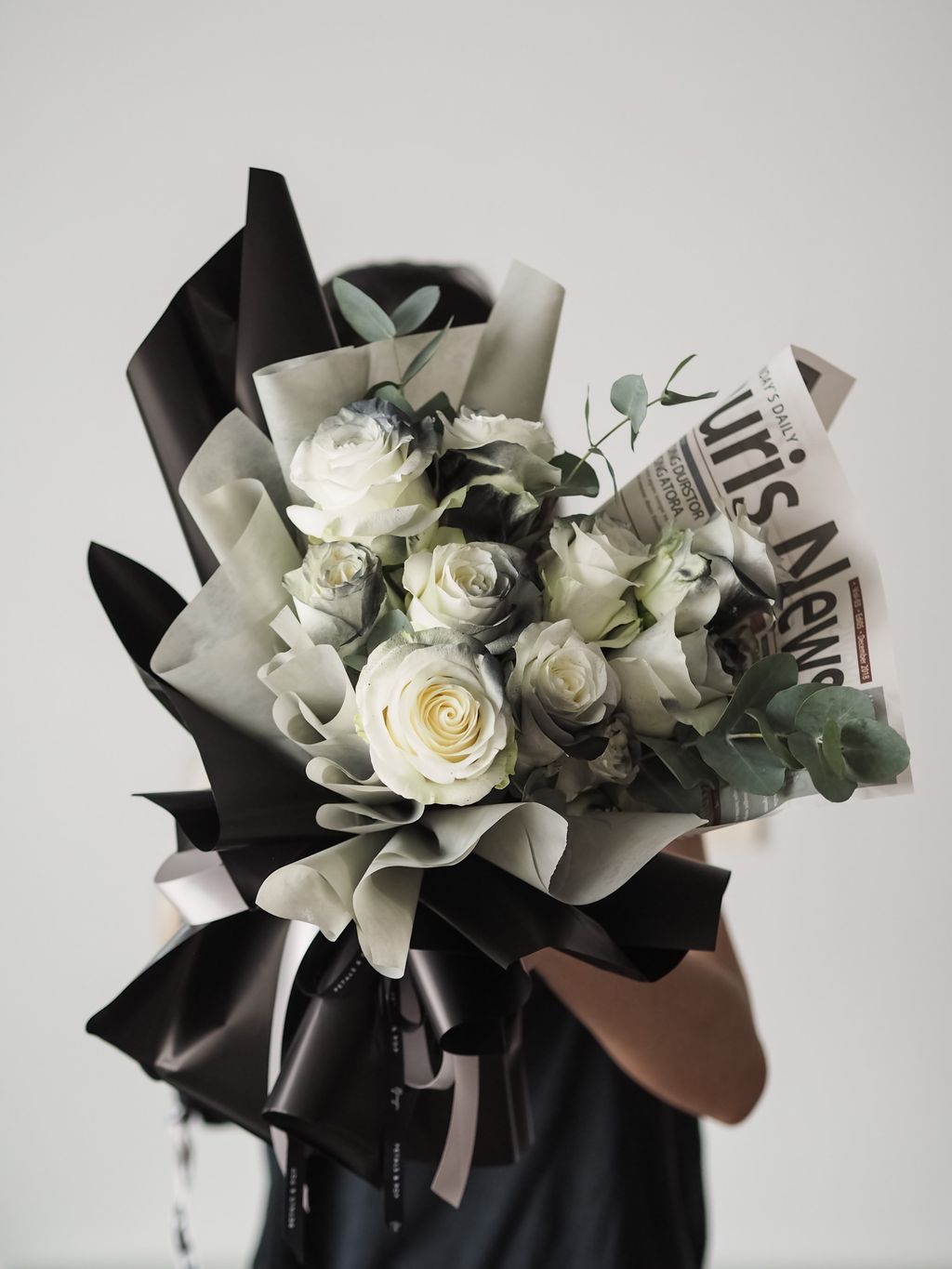 [new] Black Knight - White roses with black spray - RM198