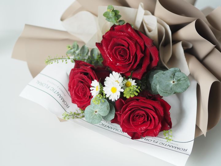 [new] 3 stalks ecuador red roses with foliage - rm138.