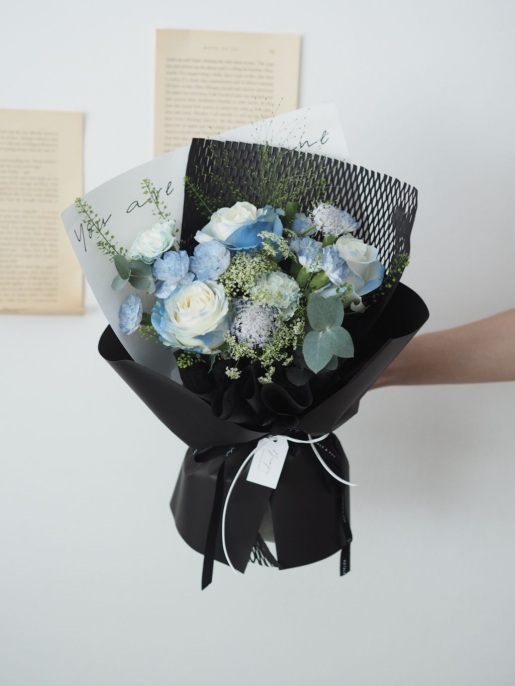 [new] White roses with blue spray bouquet - RM148