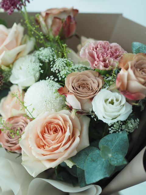[new] Pearl avalanche roses with cappuccino, white eustoma, ping pong and foliage with eucalyptus - RM189 (1)